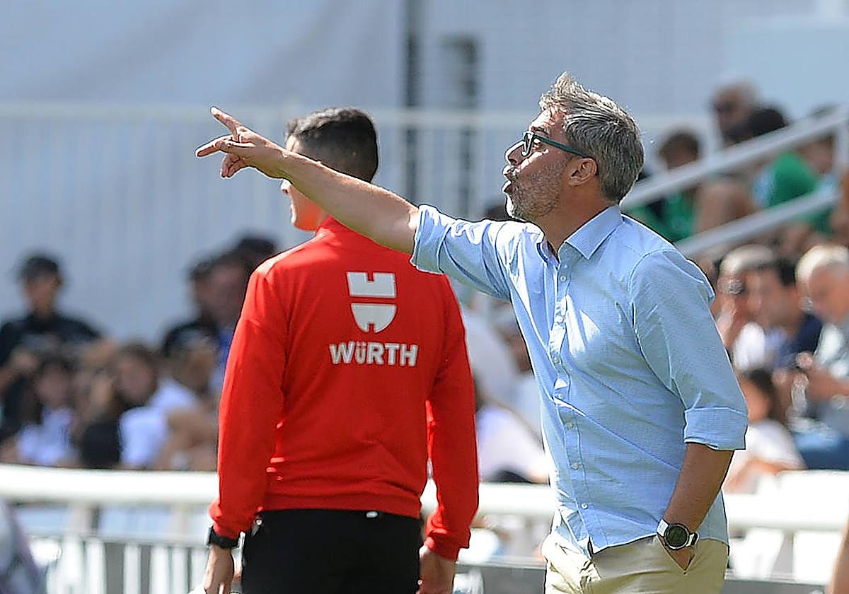 Bolo da indicaciones durante el encuentro de este sábado en El Plantío