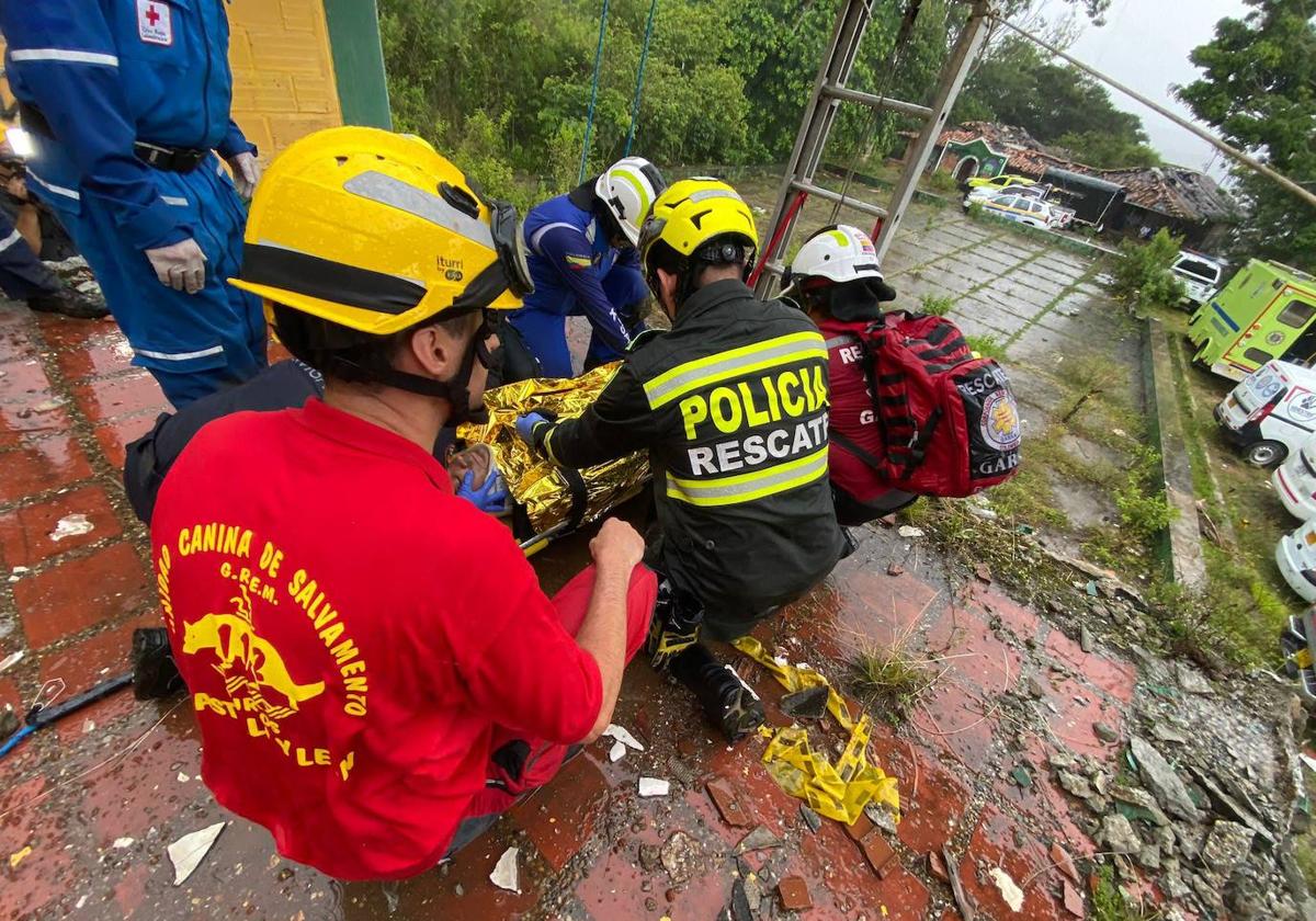 Con camiseta roja, Álvaro Martínez del GREM de Burgos imparte formación de rescate en Colombia.