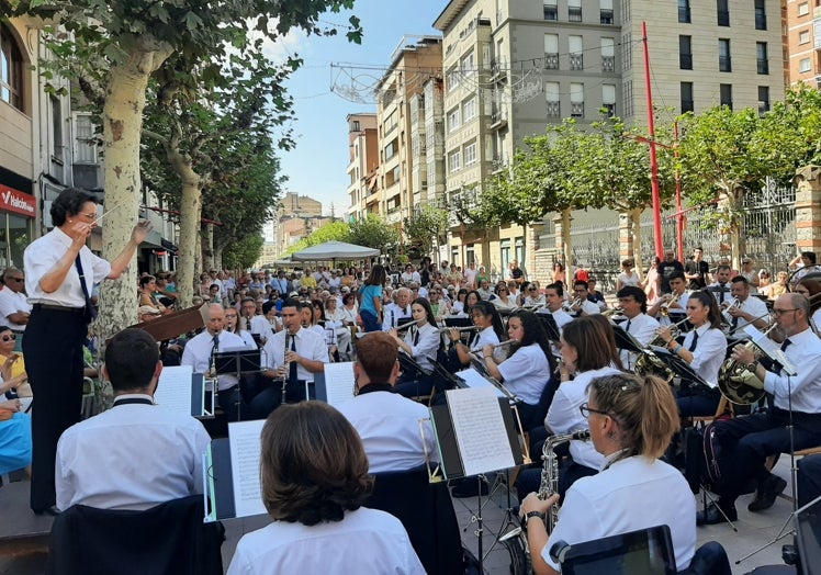 Imagen principal - La Banda de Música interpretó su concierto al mediodía