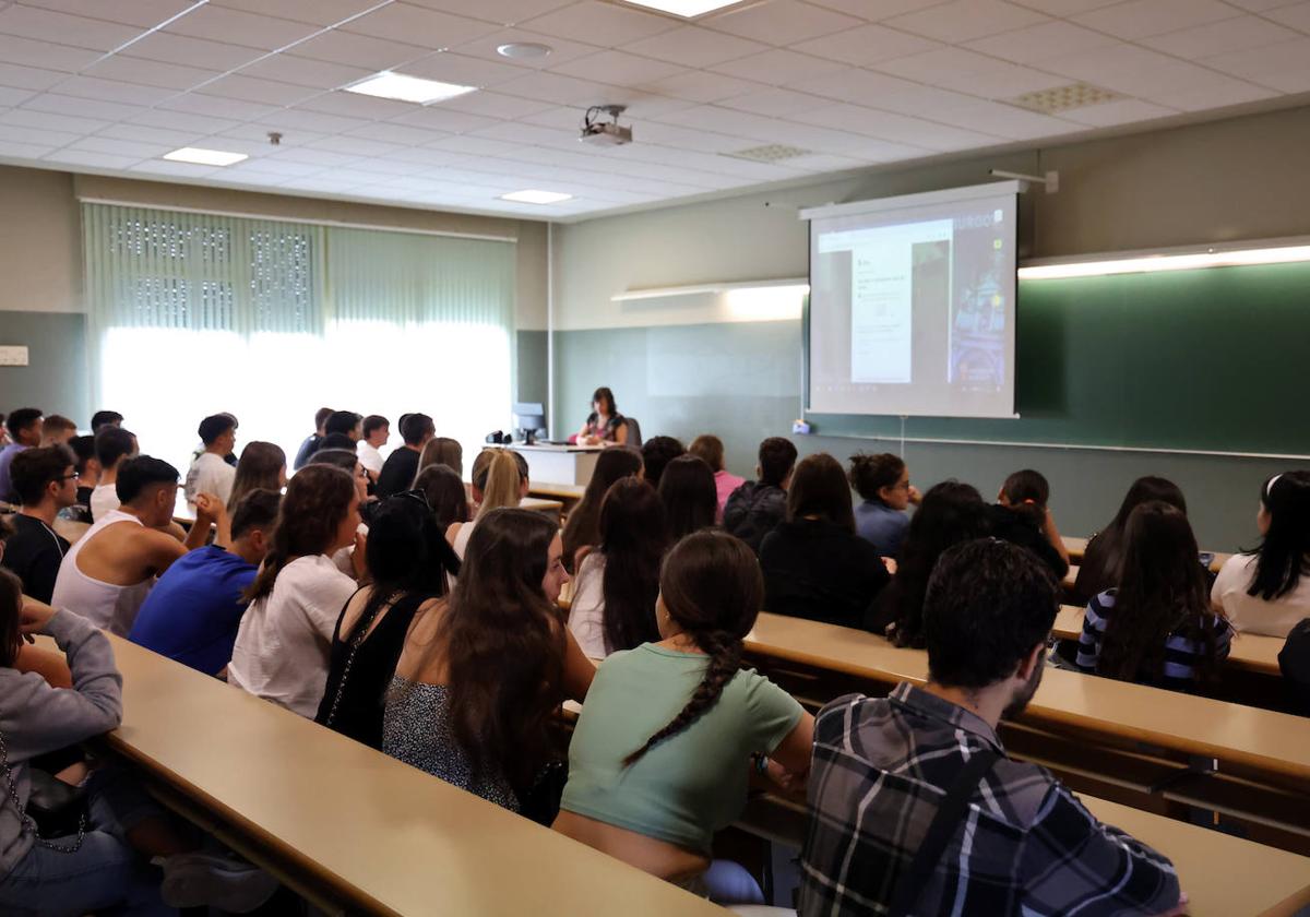 Jornada de orientacion en la Facultad de Económicas.