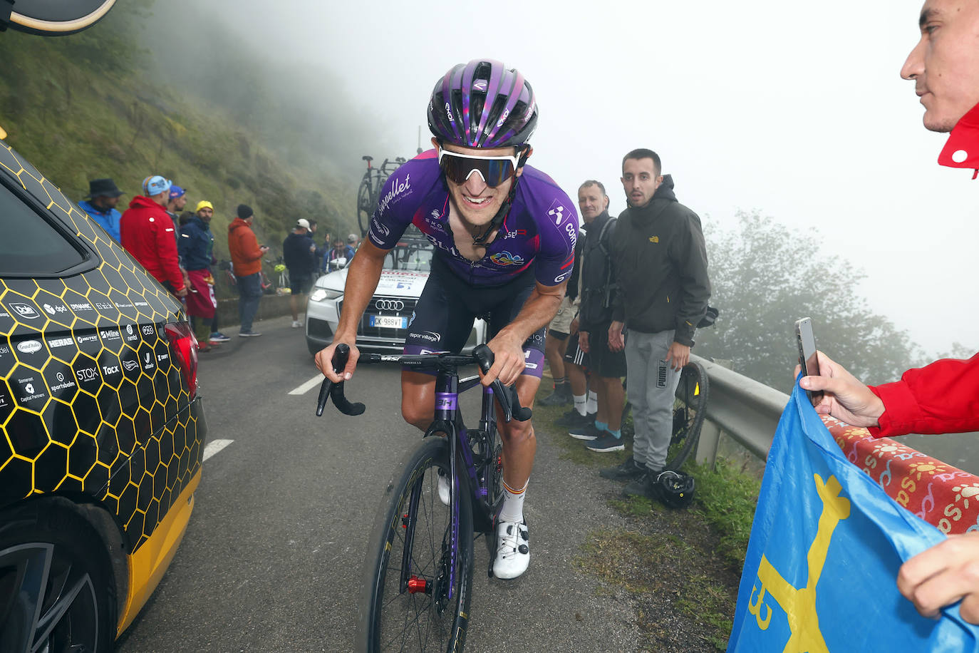 Pelayo Sánchez asciende las duras rampas del Alto del Angliru.