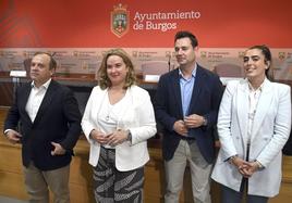 La alcaldesa, junto a los portavoces de PP, PSOE y Vox.