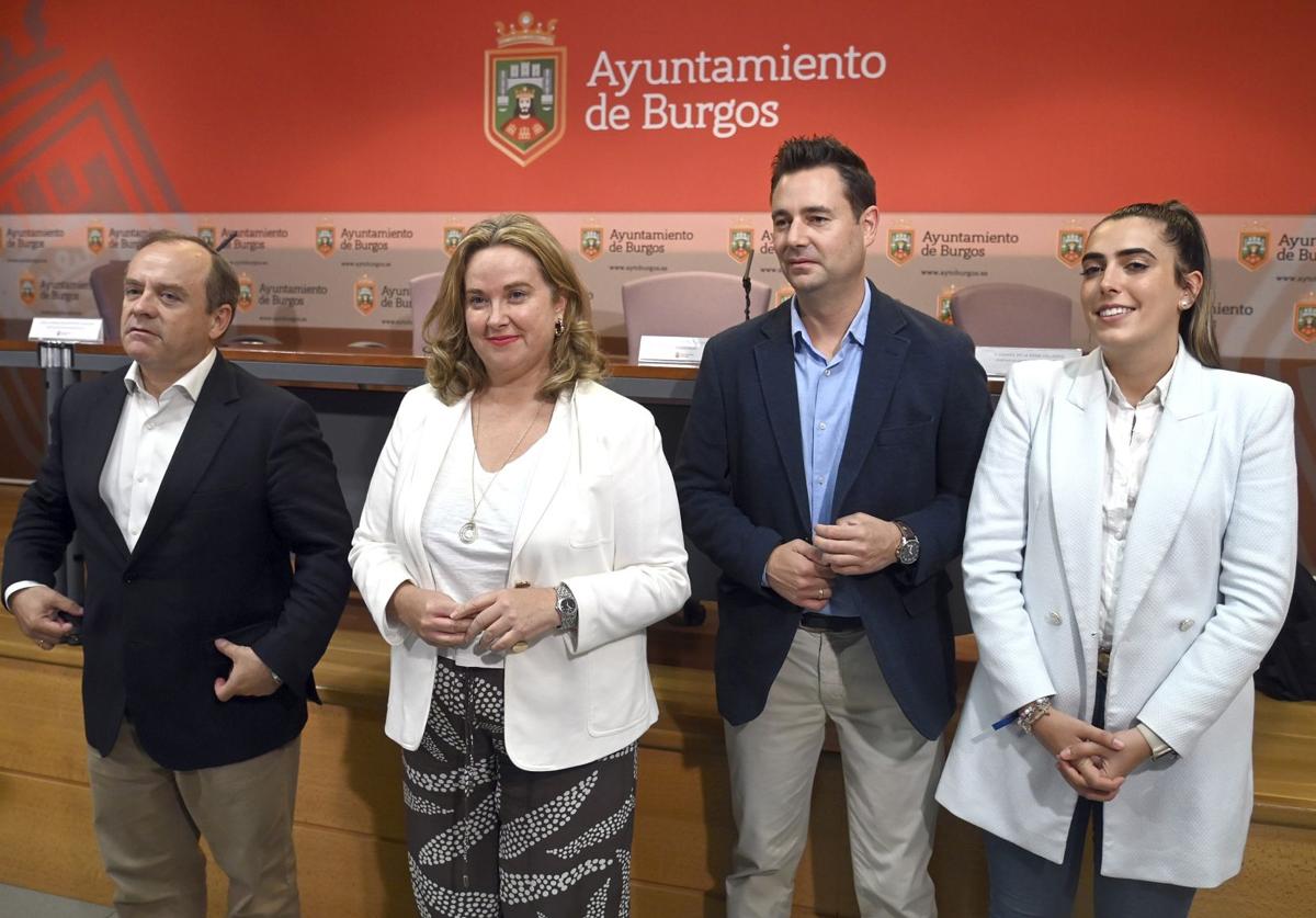 La alcaldesa, junto a los portavoces de PP, PSOE y Vox.