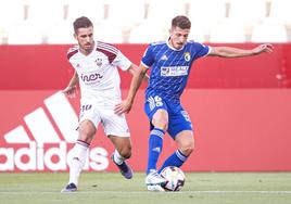 Raúl Navarro protege el balón en el Carlos Belmonte en el partido de la temporada pasada.