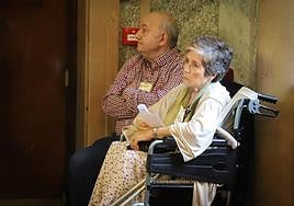 Consuelo sigue el Pleno a la espera de su intervención.