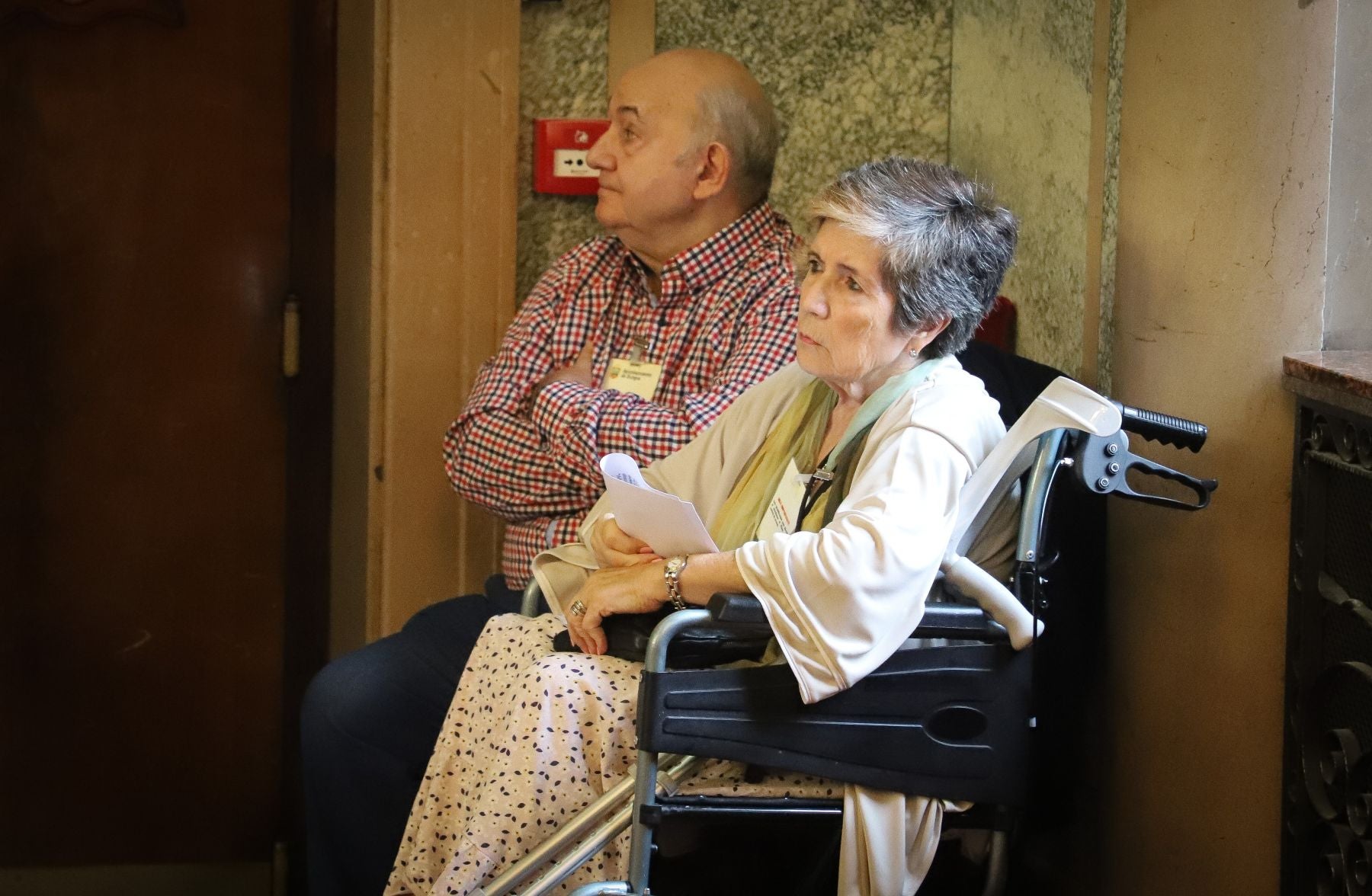 Consuelo sigue el Pleno a la espera de su intervención.