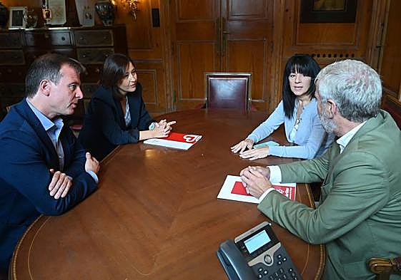 Reunión del presidente de la Diputación provincial de Burgos, Borja Suárez (izda.) y el director de Cáritas Diocesana de Burgos, Jorge Simón Rodríguez