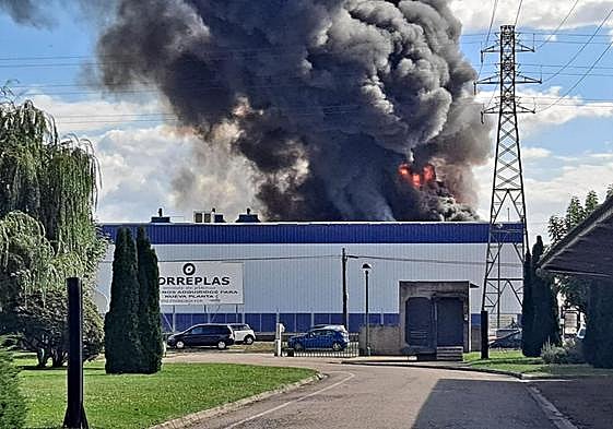 La fábrica de Burgos ardía a primera hora de la tarde