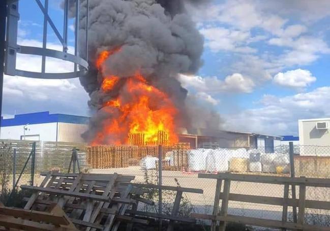 El fuego se ha declarado en el exterior de la fábrica Torreplas.