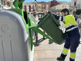 Demostración del nuevo sistema hidráulico que se implementará para facilitar el reciclaje de vidrio en Burgos