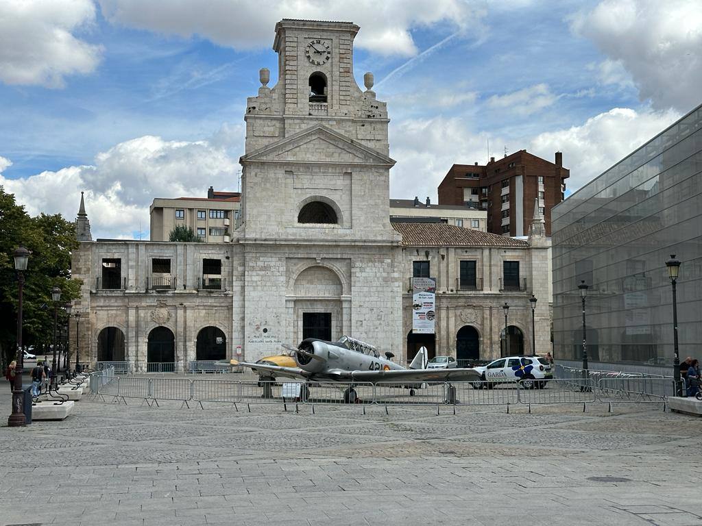 Imágenes del los aviones históricos en el centro de Burgos