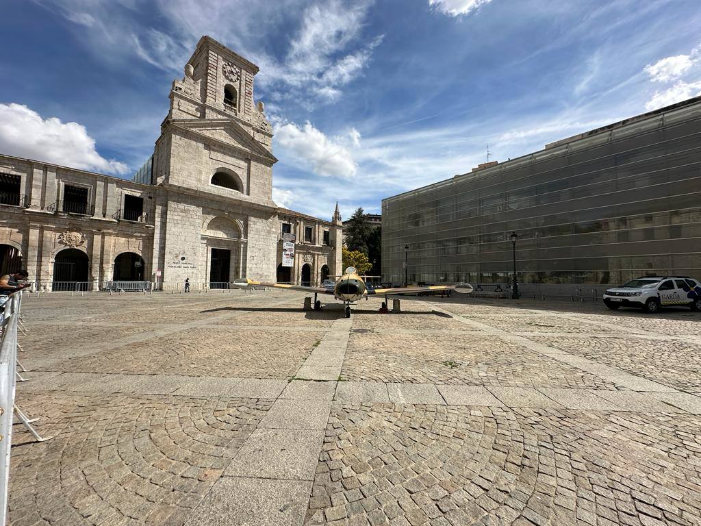 Imágenes del los aviones históricos en el centro de Burgos