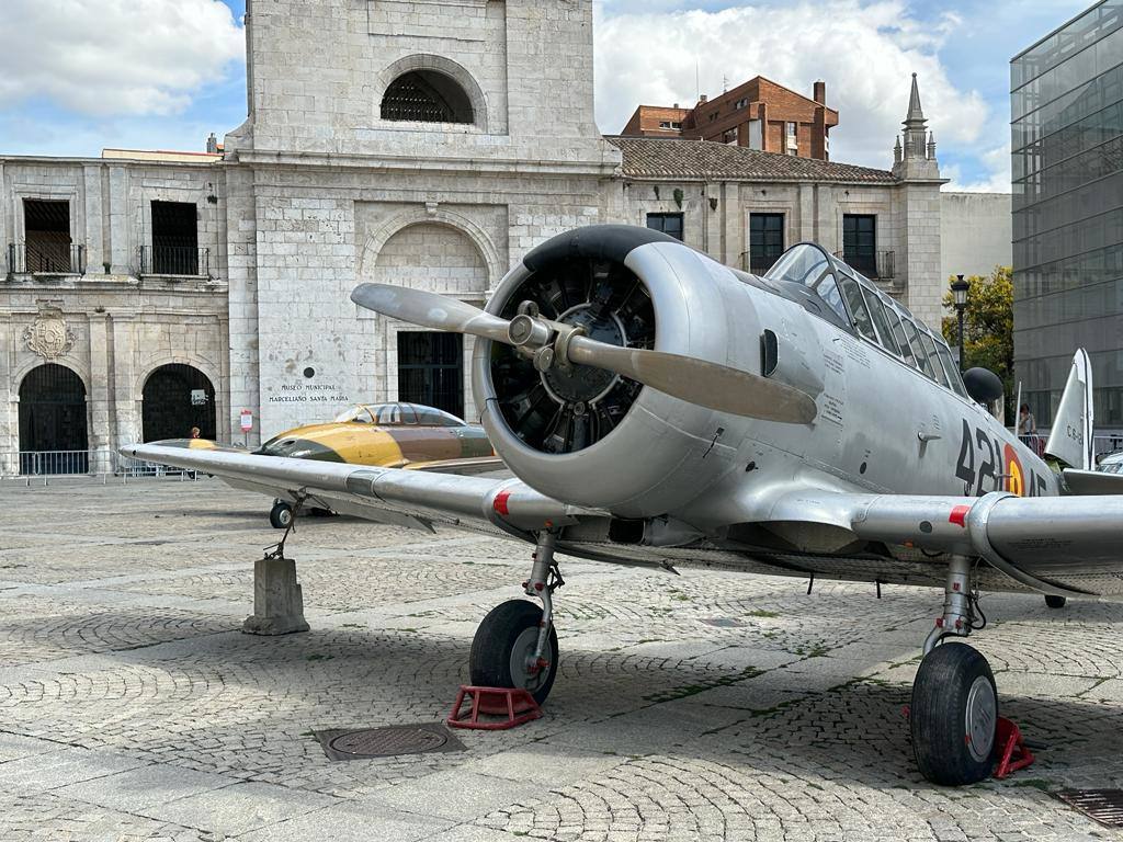 Imágenes del los aviones históricos en el centro de Burgos