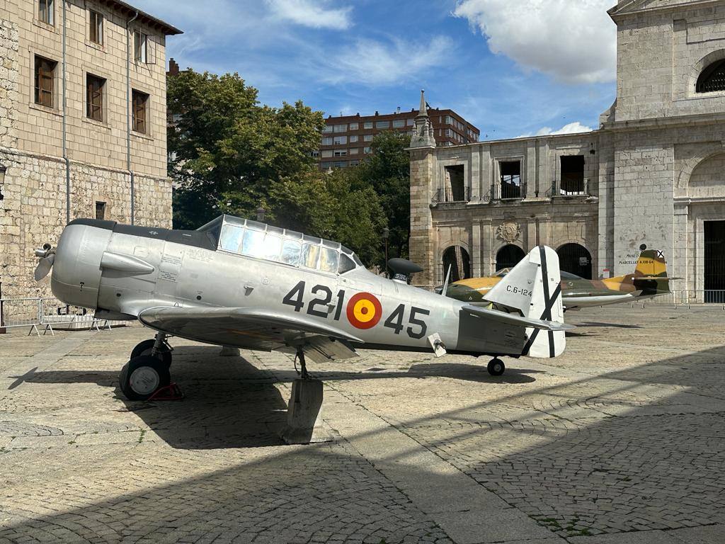 Imágenes del los aviones históricos en el centro de Burgos