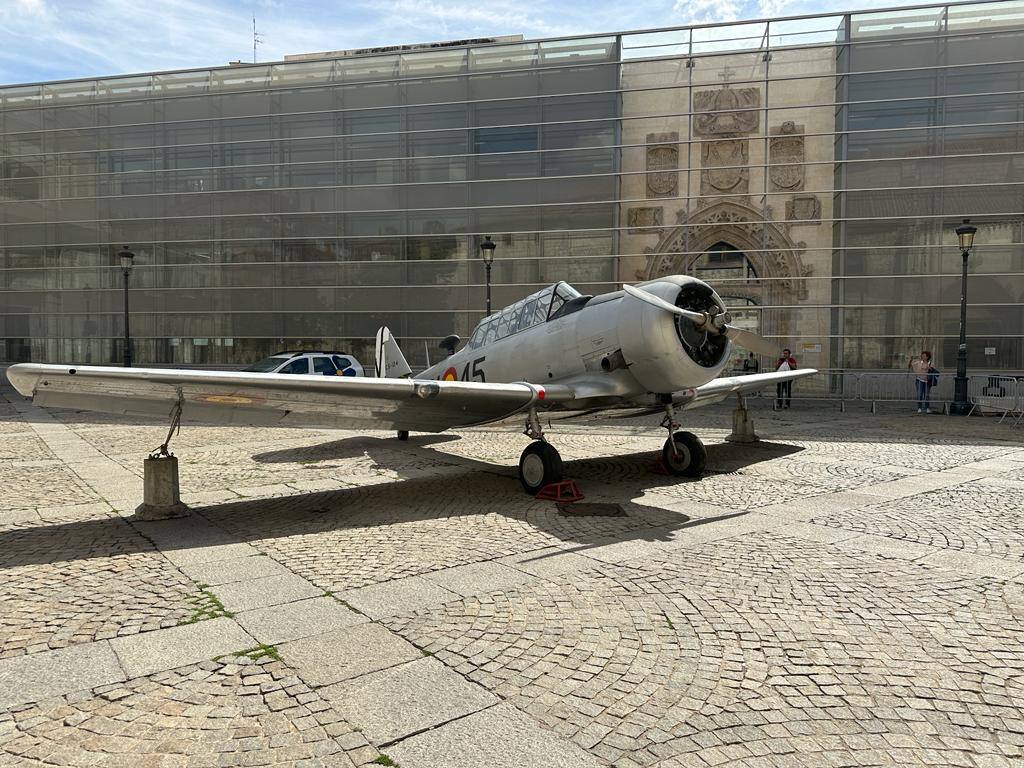 Imágenes del los aviones históricos en el centro de Burgos