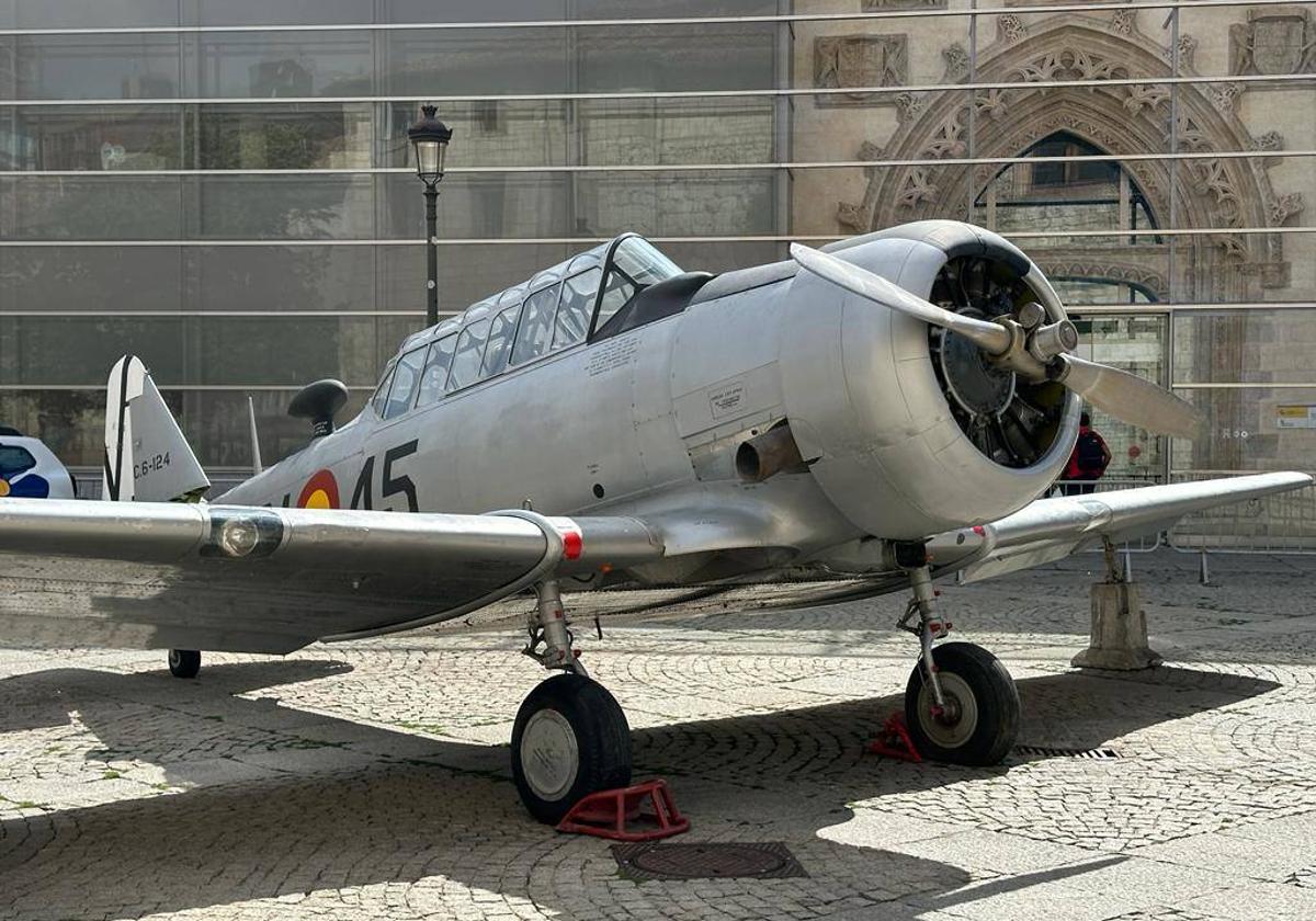 Aviones históricos que se pueden visitar en la plaza de San Juan.