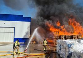 Dos efectivos de Bomberos de Burgos luchan contra las llamas este martes por la tarde en las instalaciones de Torreplas