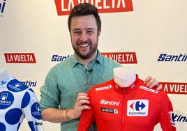 David García posa con los maillots de los ganadores de La Vuelta.