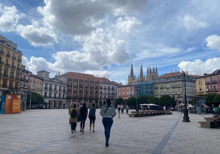 Gente paseando por la Plaza Mayor de Burgos