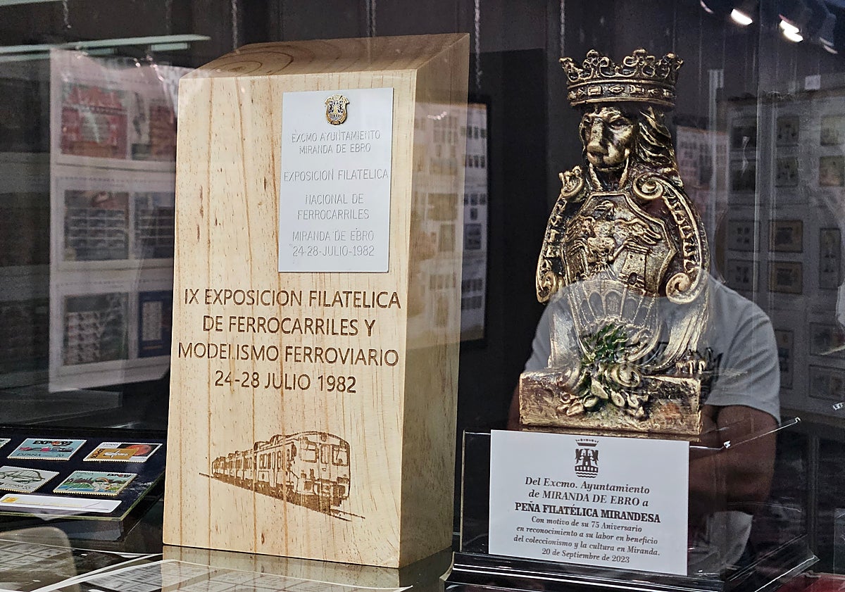 Imagen principal - La Peña Filatélica Mirandesa ha incorporado el León de Oro a su exposición