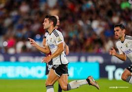 Curro en imagen de archivo tras marcar con el Burgos CF.