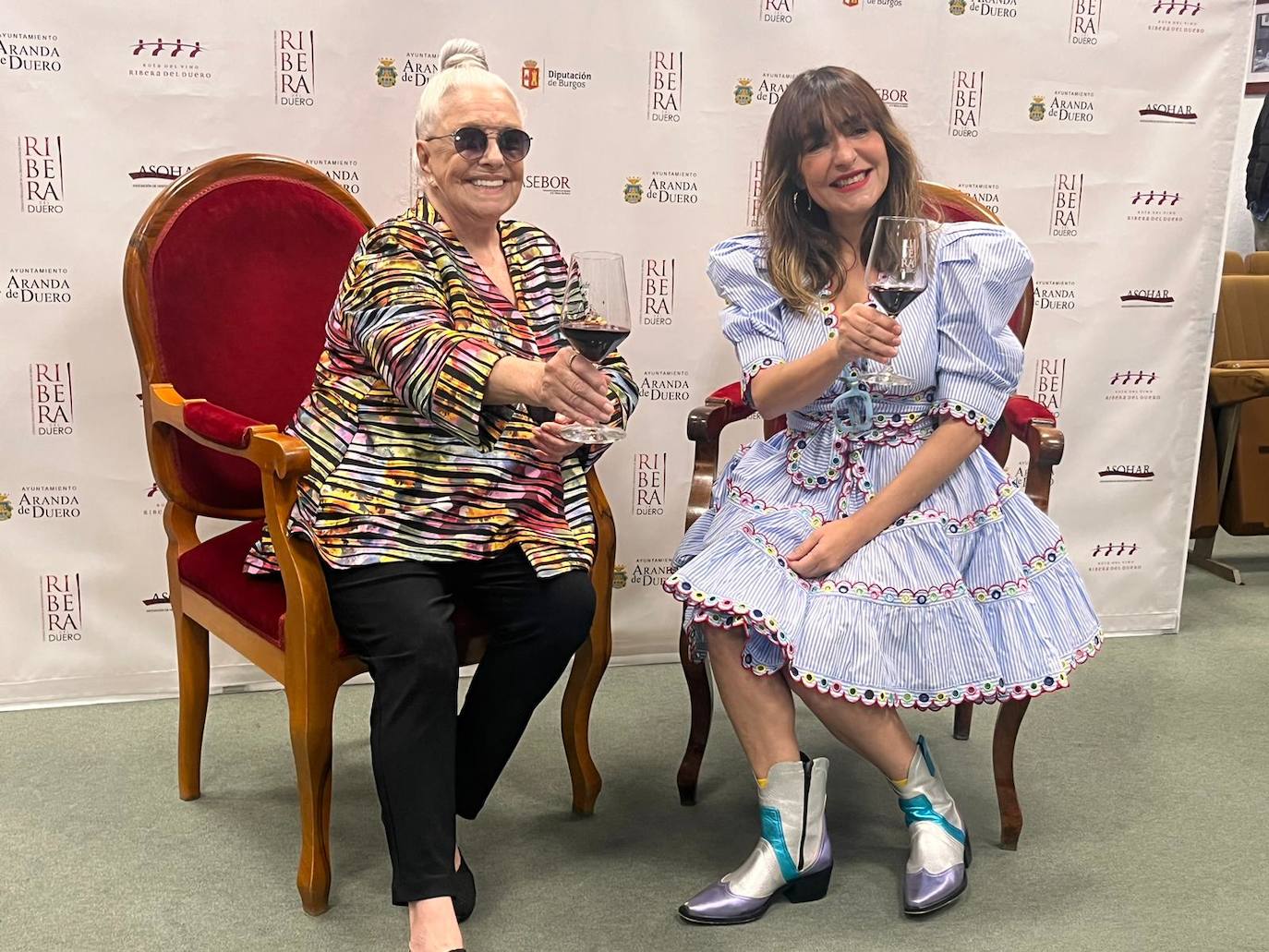 Lola Herrera y Candela Peña brindan en la Fiesta de la Vendimia de Aranda