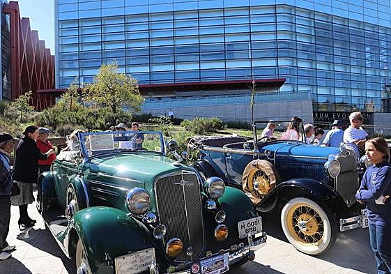 Algunos de los vehículos históricos expuestos en el paseo de Sierra de Atapuerca