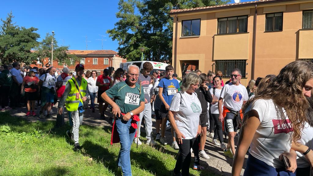 Un millar de burgaleses participan en la Marcha de Peñas solidaria