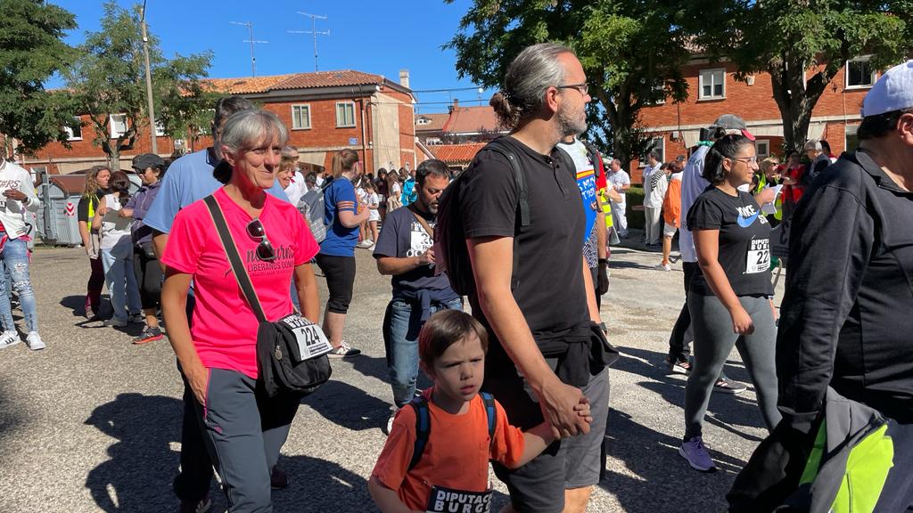 Un millar de burgaleses participan en la Marcha de Peñas solidaria