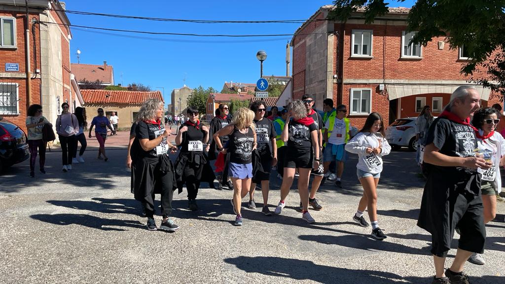 Un millar de burgaleses participan en la Marcha de Peñas solidaria