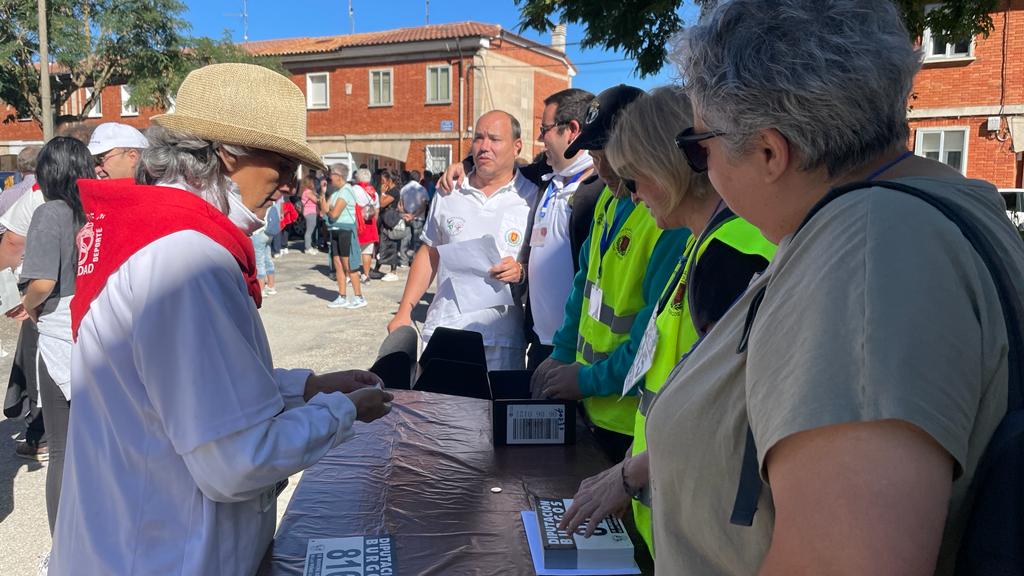 Un millar de burgaleses participan en la Marcha de Peñas solidaria