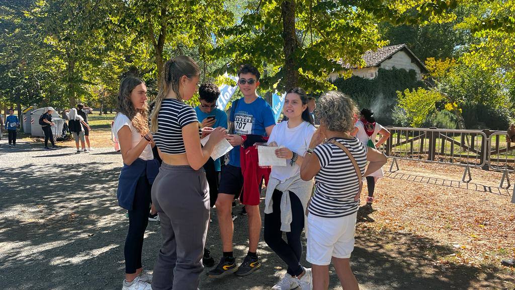 Un millar de burgaleses participan en la Marcha de Peñas solidaria