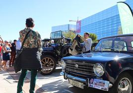 Coches históricos en el paseo de la Sierra de Atapuerca