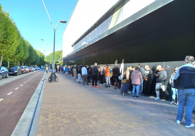 Fila por la mañana en el Plantío