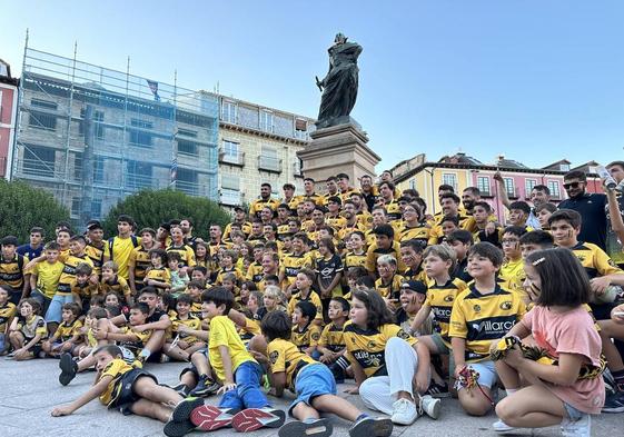 El equipo se ha fotografiado con decenas de niños en la Plaza Mayor.