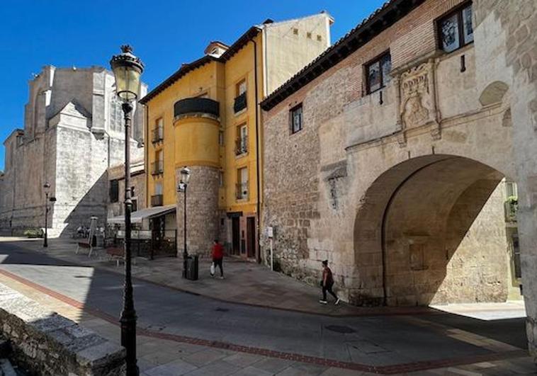 Arco e iglesia de San Gil con un cubo de la muralla, en parte reconstruido, en el centro.