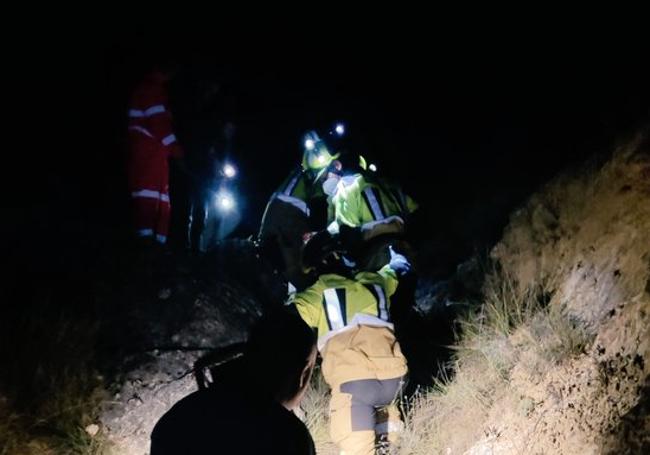 Los bomberos portearon a la persona caída hasta los servicios sanitarios.