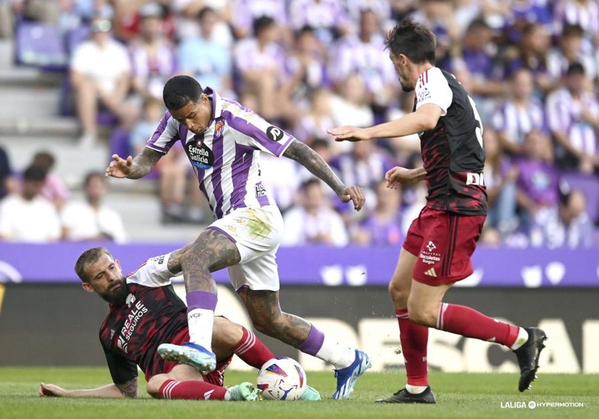 Saveljich intercepta un intento de ataque de Kenedy en el derbi castellano de este domingo en Zorrilla