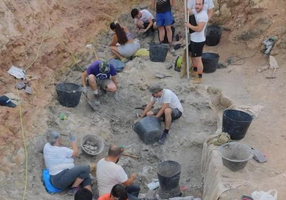 Excavaciones en la comarca de Salas para hallar restos fósiles de dinosaurios.