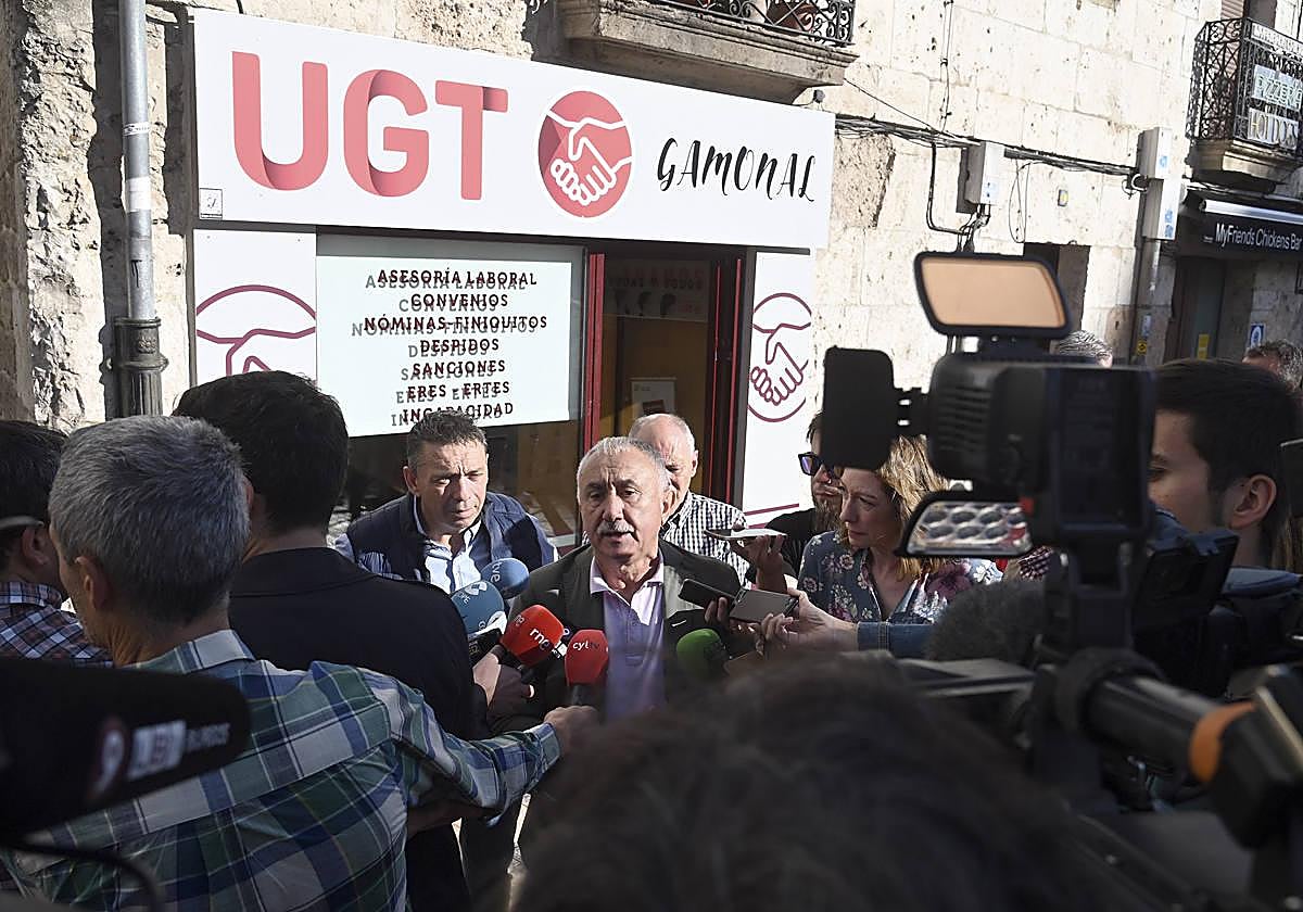 Pepe Álvarez compareciendo ante los medios en Burgos.