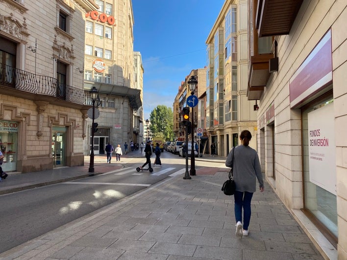 Gente paseando por las calles de Burgos