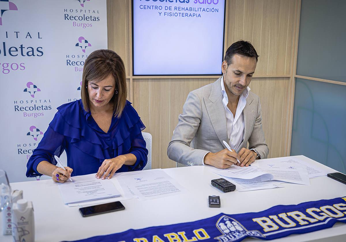 La gerente del centro hospitalario, Pilar Gómez, y el presidente del club de baloncesto, Félix Sancho, firmando la renovación.