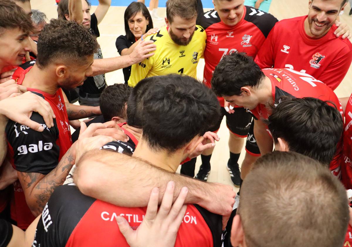 Los jugadores del UBU San Pablo siguen las instrucciones de su técnico.