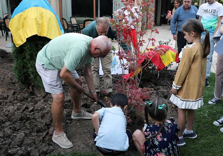 Los más pequeños fueron protagonistas plantando la kalina.