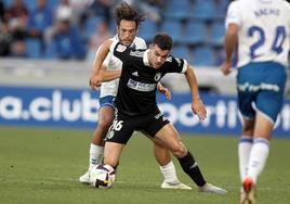 Curro defiende el balón durante el partido de la temporada pasada.