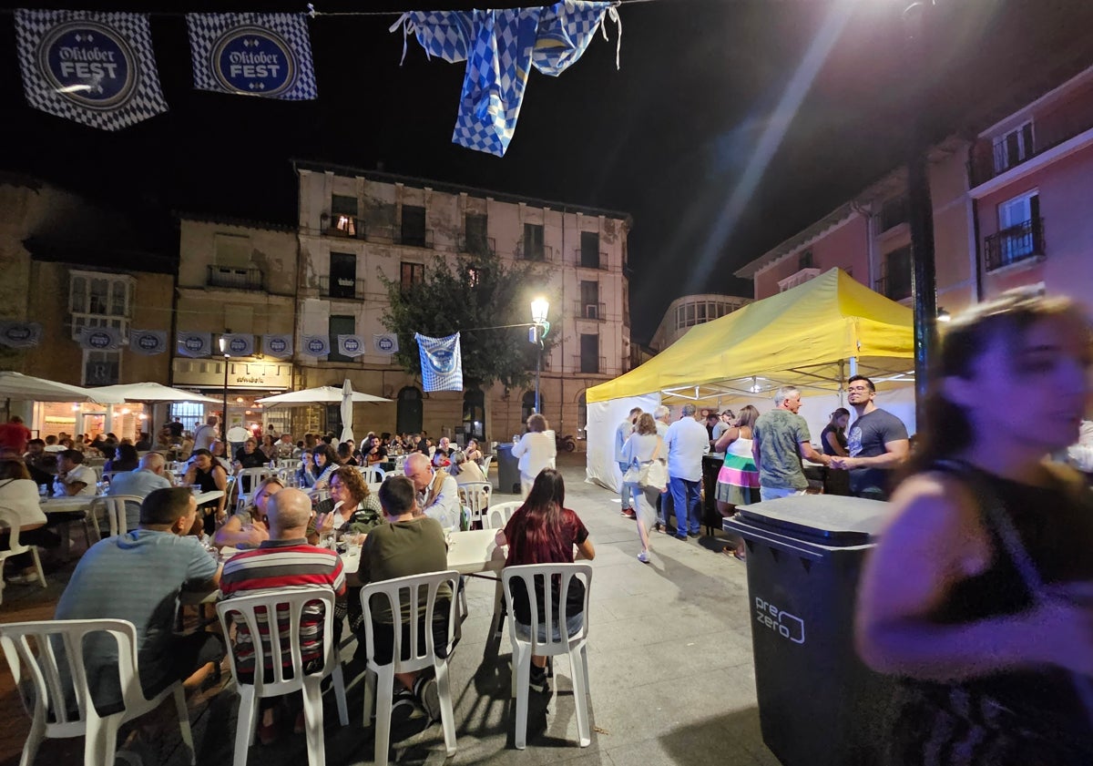 Imagen principal - Se habilitó una carpa desde la que también se servía comida