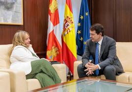 La alcaldesa de Burgos, Cristina Ayala, durante la reunión con Mañueco este lunes.