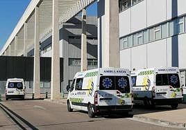 Imagen de archivo de tres ambulancias a las puertas del Hospital Universitario de Burgos.