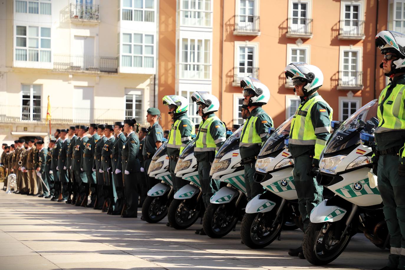 La plaza del Rey San Fernando acoge la celebración de la festividad de la patrona de la Guardia Civil