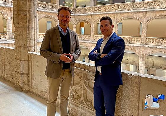 Alberto Navarro, director de Instituciones de CaixaBank en Castilla y León, (dcha.) y el director general del Colegio San Gabriel, Enrique García, tras la firma del acuerdo.